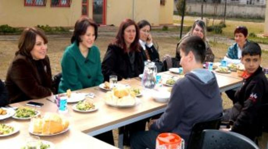 Antalya'da G&ouml;n&uuml;l El&ccedil;ileri Heyeti, Sevgi Evleri'ni Ziyaret Etti