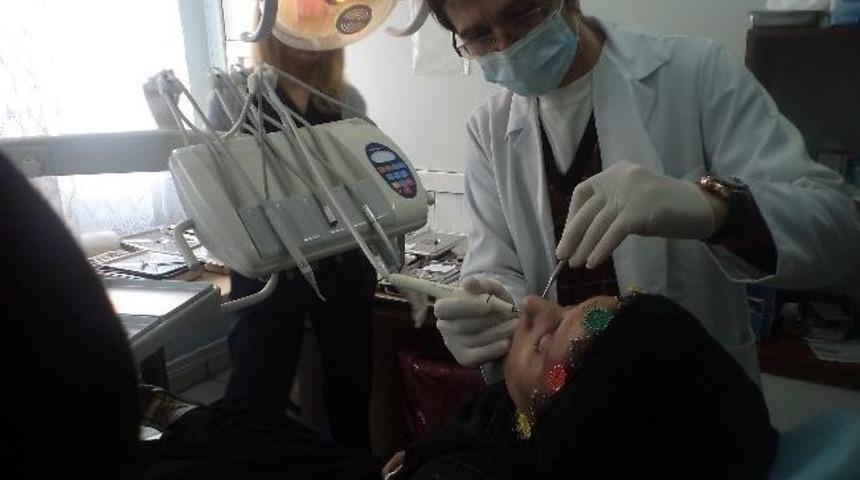 Varto'da Diş Doktoru Hastalara Diş Macunu Dağıtıyor