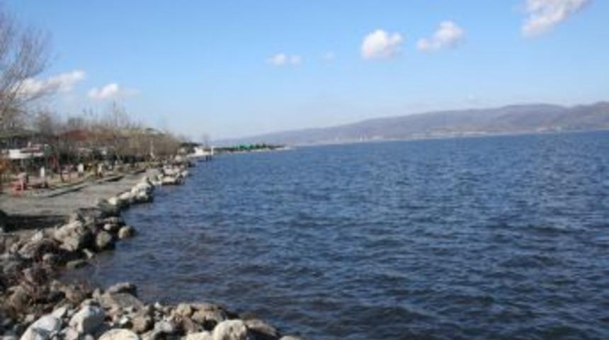 &Uuml;&ccedil; Tehdit Sapanca G&ouml;l&uuml;&rsquo;n&uuml; Kurutuyor