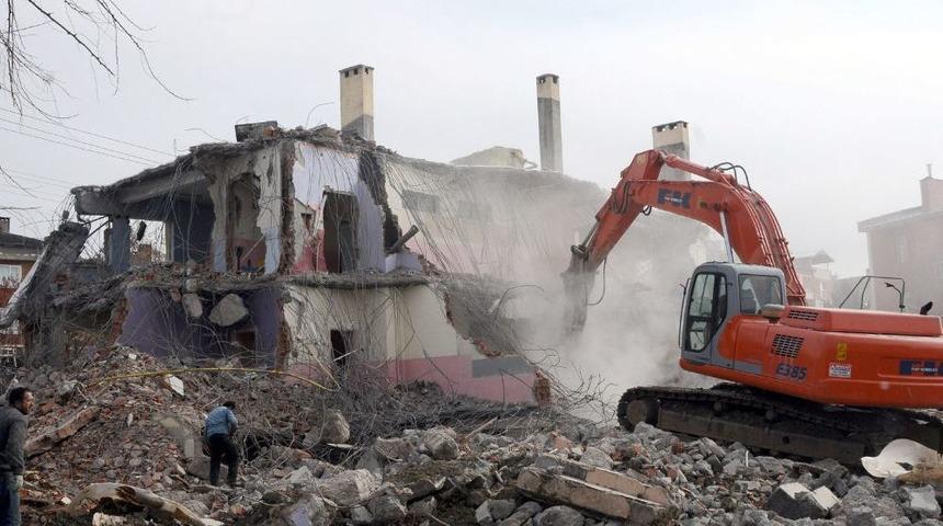 Sivas'ta &Ccedil;&uuml;r&uuml;k Raporu Verilen Okul Yıkıldı