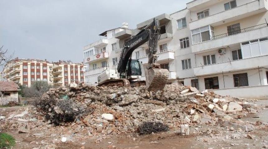 Didim&rsquo;de &Ccedil;&uuml;r&uuml;k Binalar Yıkılıyor