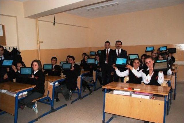 Öğrencilere Tablet Bilgisayar Dağıtıldı