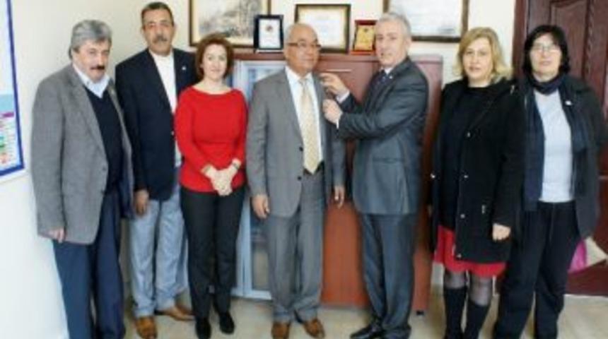 Kızılay&rsquo;dan Belediye Başkan Yardımcılarına Rozet