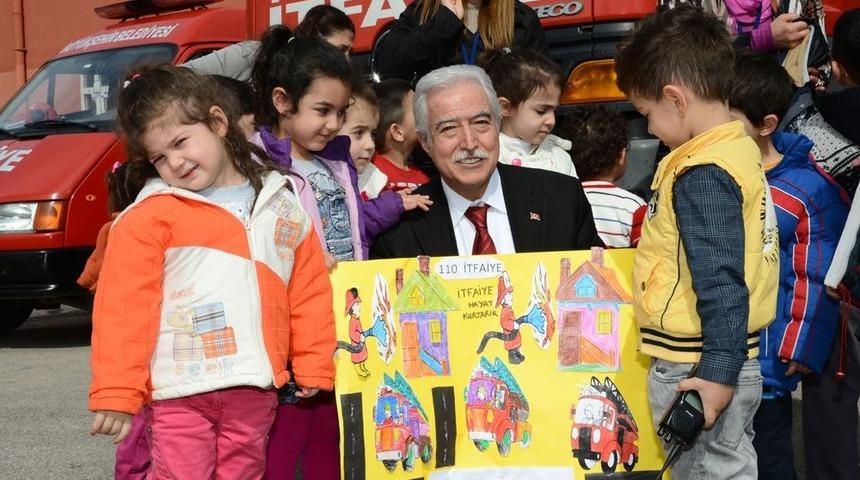 Minik G&ouml;n&uuml;ll&uuml; Itfaiyeciler Iş Başında