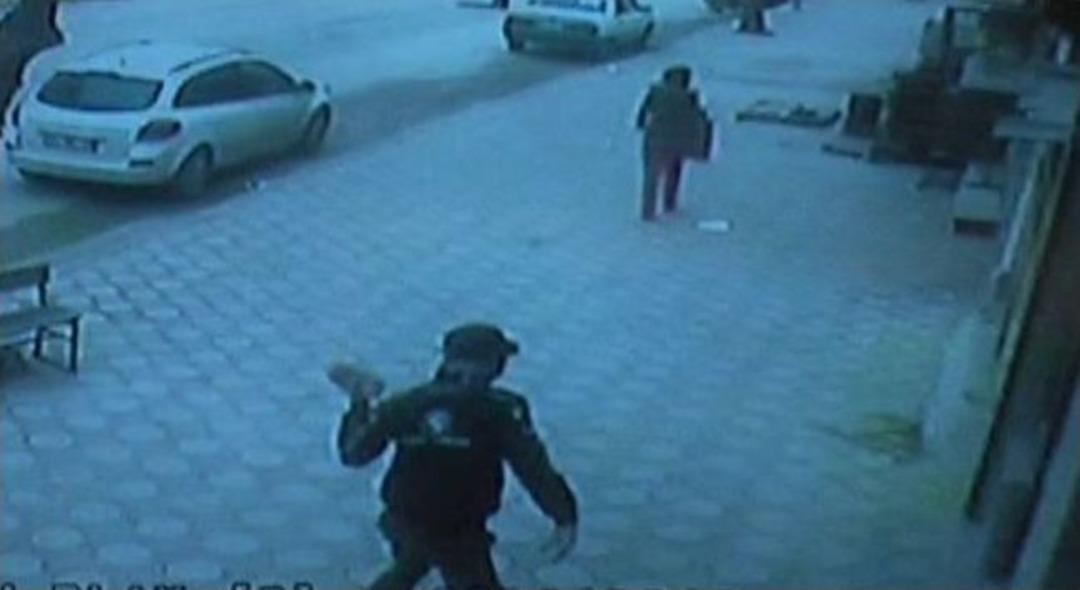 Kuyumcunun Camını Kırıp Altınları Alamadan Ka&ccedil;tılar