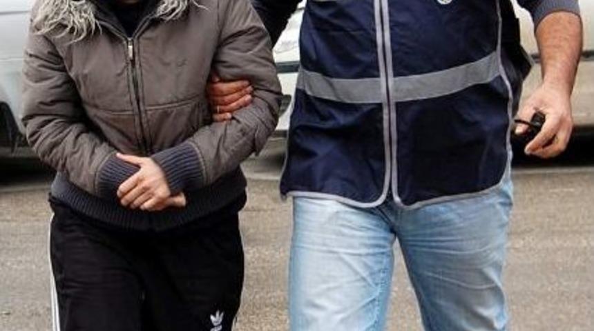 Kocasını Ve Eve Getirdiği Sevgilisini Bı&ccedil;akladı