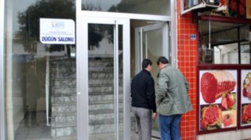 Kuşadası'nda Cuma Namazları D&uuml;ğ&uuml;n Salonunda Kılınmaya Başladı