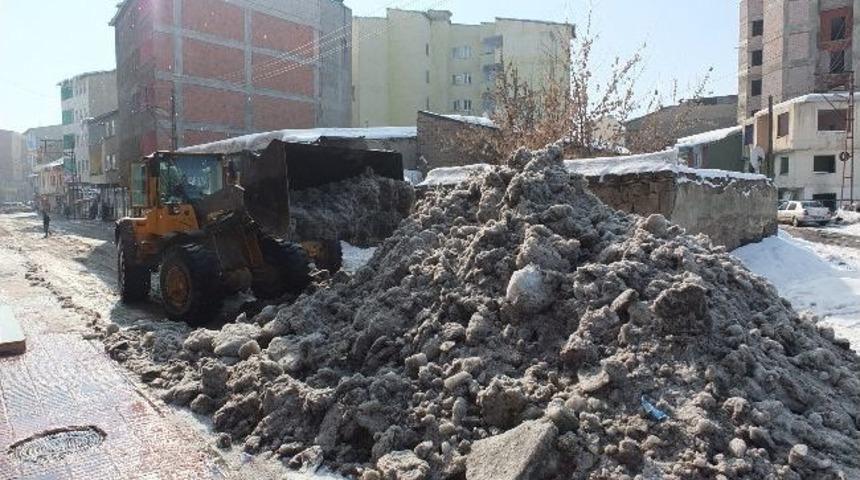Ağrı Belediyesi&rsquo;nden Kar Ve Buz Temizleme &Ccedil;alışması