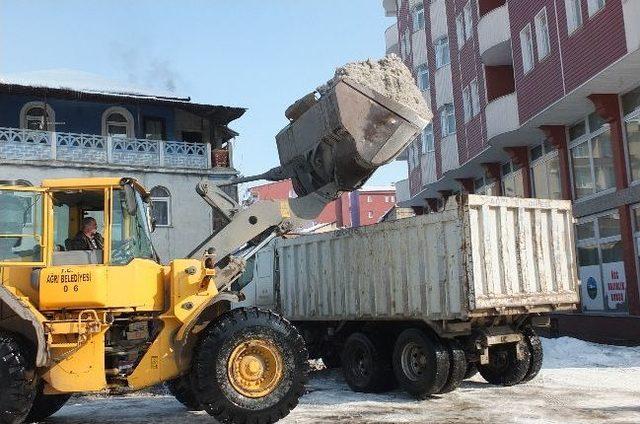 Ağrı Belediyesi’nden Kar Ve Buz Temizleme Çalışması