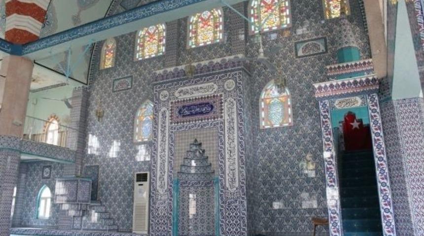 Hayırsever Vatandaş Caminin Duvarlarını K&uuml;tahya &Ccedil;inisi İle Kaplattı