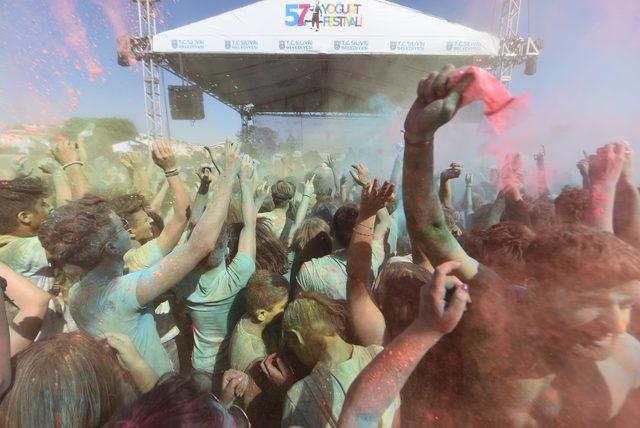Binlerce genç Color Fest ile 'Yoğurda Renk Kattı'