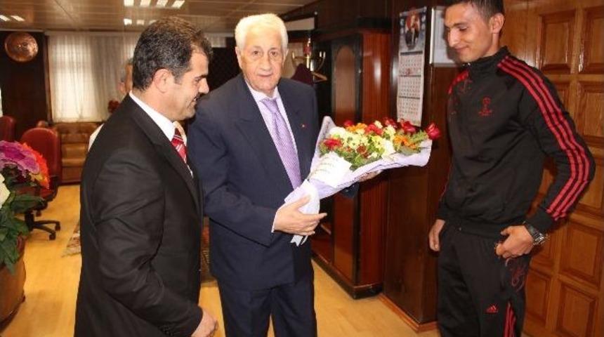 Voleybolculardan Başkan Dede’ye Ziyaret