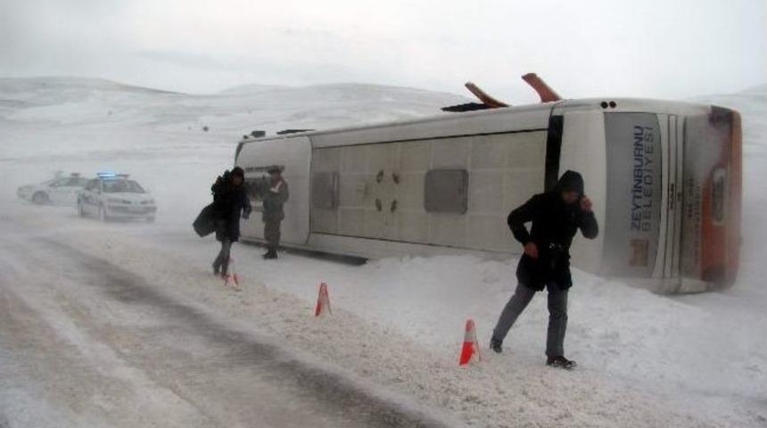 Sivas’ta Yolcu Otobüsü Devrildi: 5 Yaralı