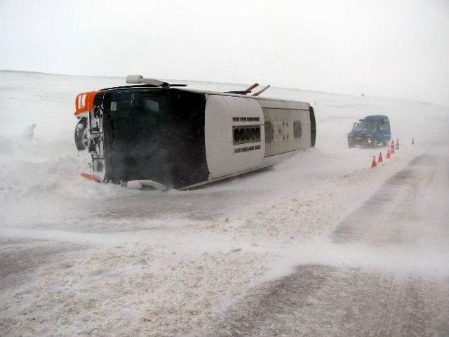 Sivas’ta Yolcu Otobüsü Devrildi: 5 Yaralı