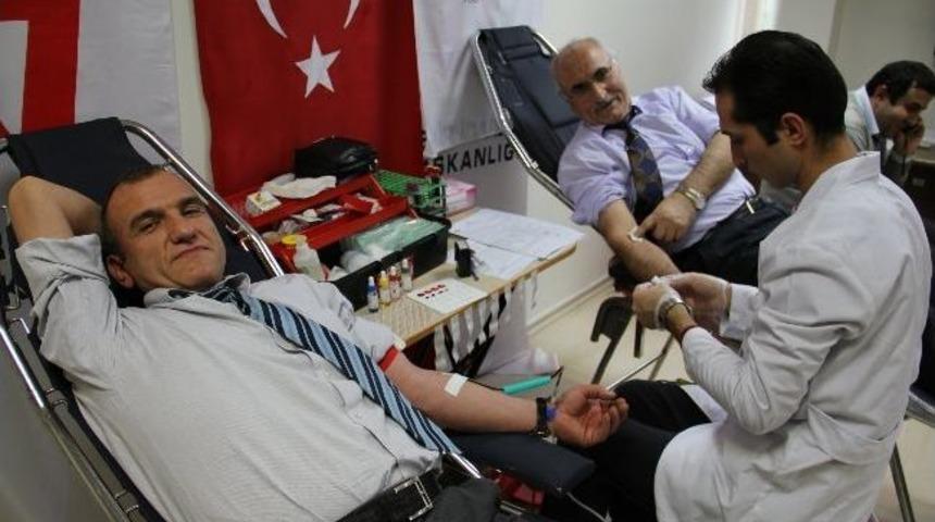 Vergi Dairesi &Ccedil;alışanlarından Kan Bağışı