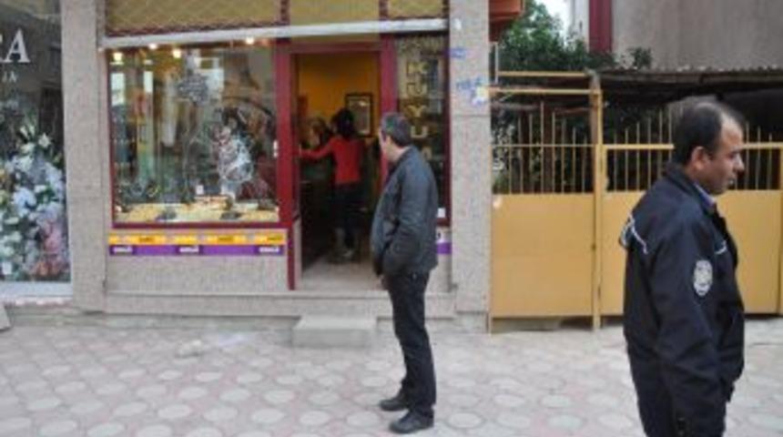 Kuyumcuya Kaldırım Taşıyla Sadırdı