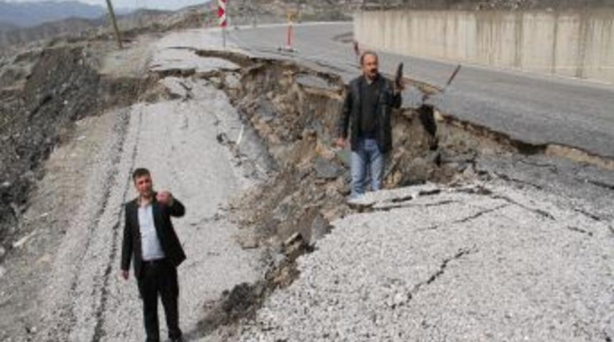 Şırnak'ta Uluslar Arası D400 Yolunda &Ccedil;&ouml;kme Meydana Geldi