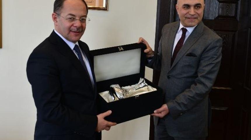 Korkut&rsquo;tan Akdağ&rsquo;a G&uuml;m&uuml;ş Vazo