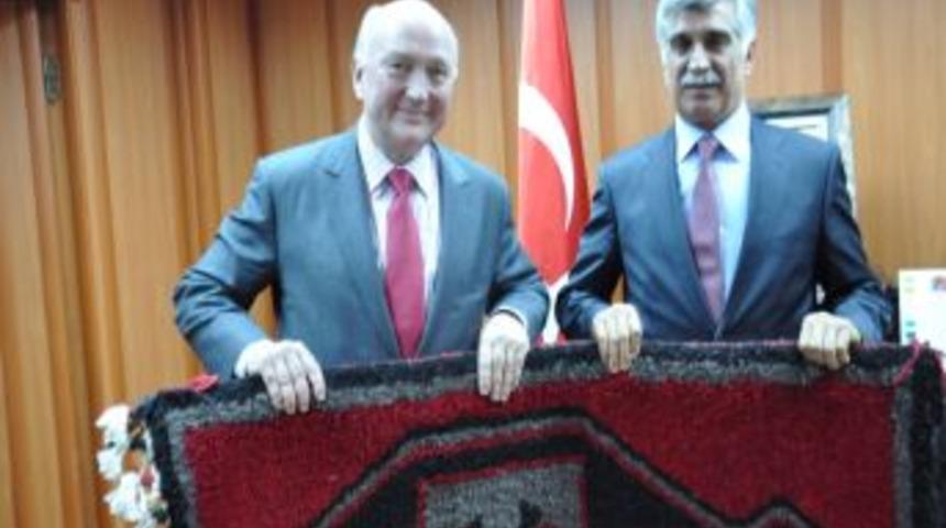 B&uuml;y&uuml;kel&ccedil;i Reddaway: AB S&uuml;recinin Yavaşlığından Sıkıldık