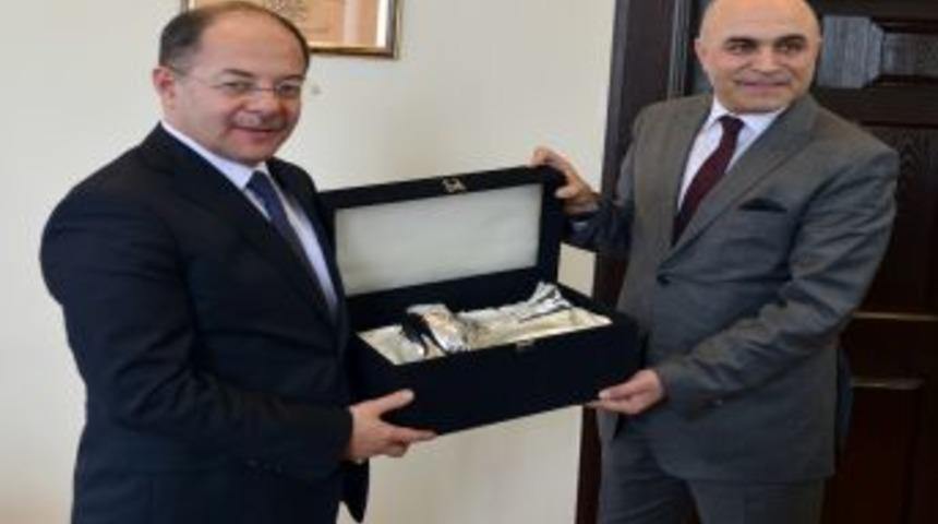 Korkut&rsquo;tan Eski Bakan Akdağ&rsquo;a G&uuml;m&uuml;ş Vazo