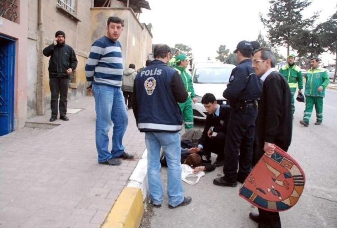 Yolda Bayılan Kadının İmdadına Polis Yetişti