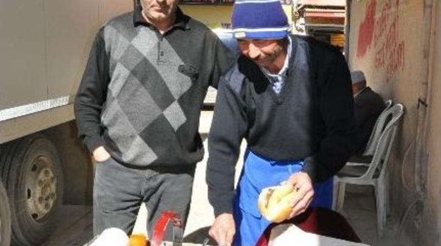 Ciğer Ekmek Satarak Ge&ccedil;imini Sağlıyor