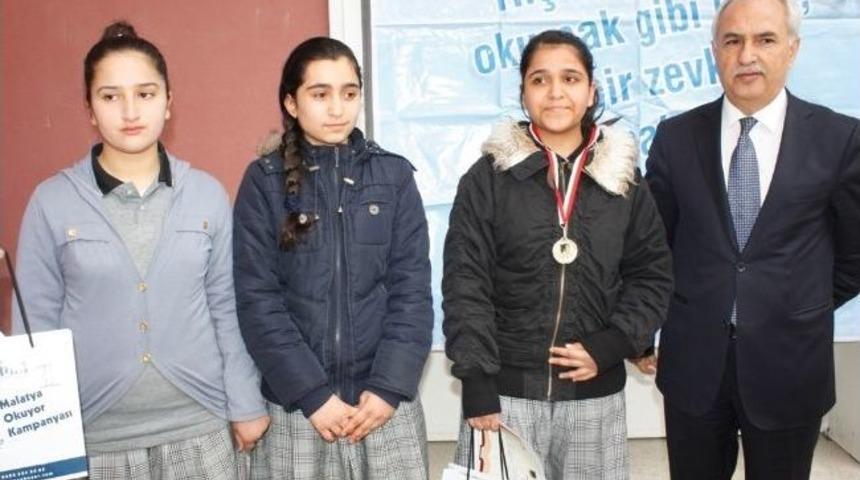 Kitap Okuyan Kız &Ouml;ğrencilere &Ouml;d&uuml;l