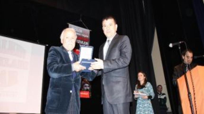 Malatya Milletvekili Veli Ağbaba&rsquo;dan Yazar Muzaffer İzg&uuml;&rsquo;ye &Ouml;d&uuml;l