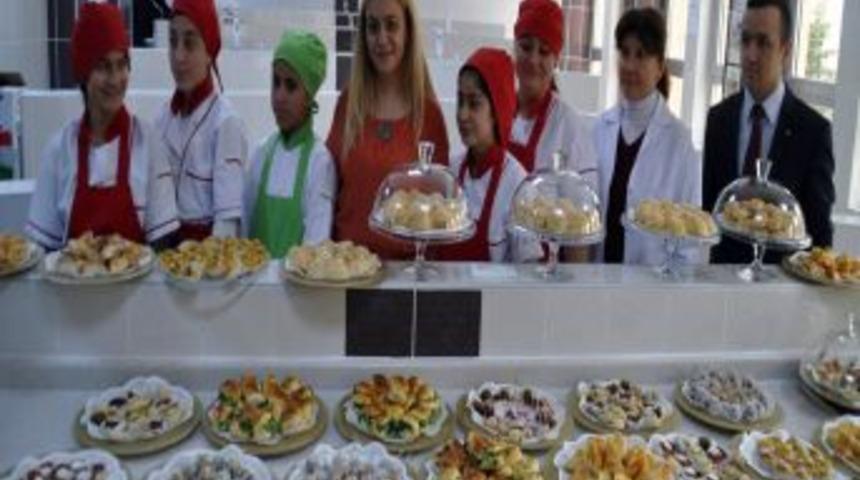 &Ouml;ğrenciler, Hem Aş&ccedil;ılığı &Ouml;ğreniyor Hem De Har&ccedil;lığını &Ccedil;ıkarıyor