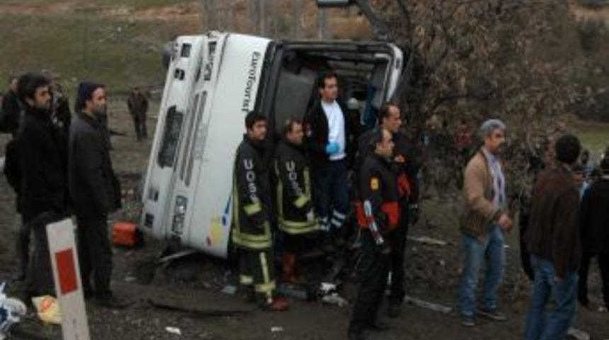 Uşak'ta Servis Aracı Devrildi: 29 Yaralı