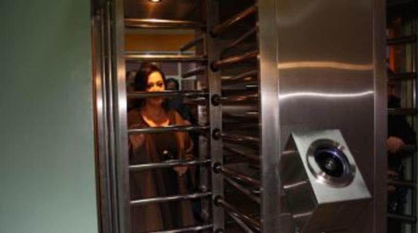 T&uuml;rkan Şoray, Kadın Mahkumları Ziyaret Etti