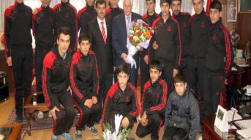 Voleybolculardan Belediye Başkanı Dede&rsquo;ye Ziyaret