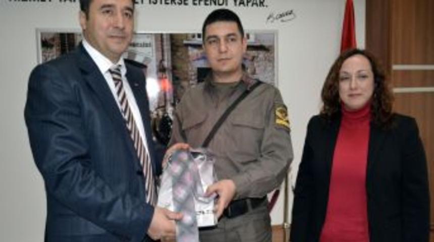 Sigara Bırakanlara G&ouml;mlek Ve Kravat Hediye Edildi