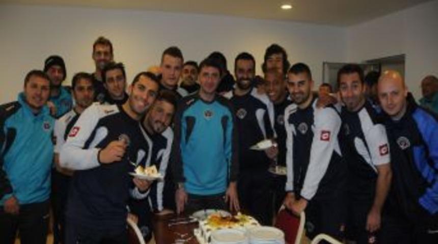 Kasımpaşa'da, Shota Arveladze'ye S&uuml;rpriz Doğum G&uuml;n&uuml; D&uuml;zenlendi