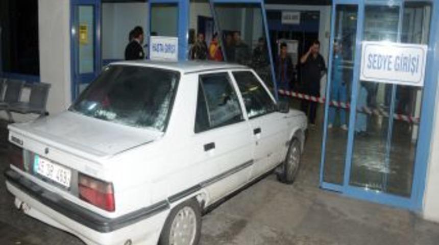 Doktora kızdı otomobiliyle acil servise daldı