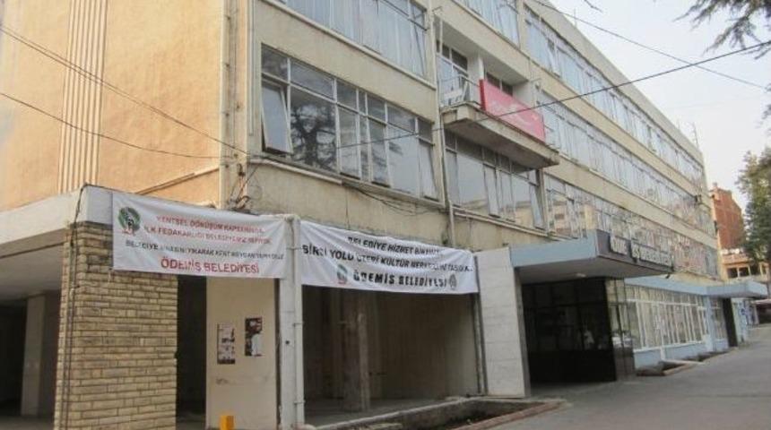 &Ouml;demiş Belediye Eski Hizmet Binasının Yıkımına Başlanıyor