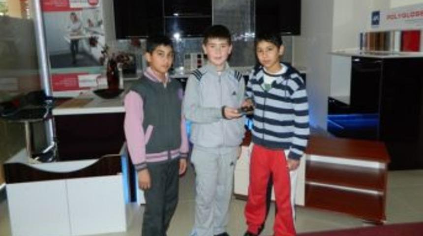 Yolda buldukları telefonu sahibine ulaştırdı.