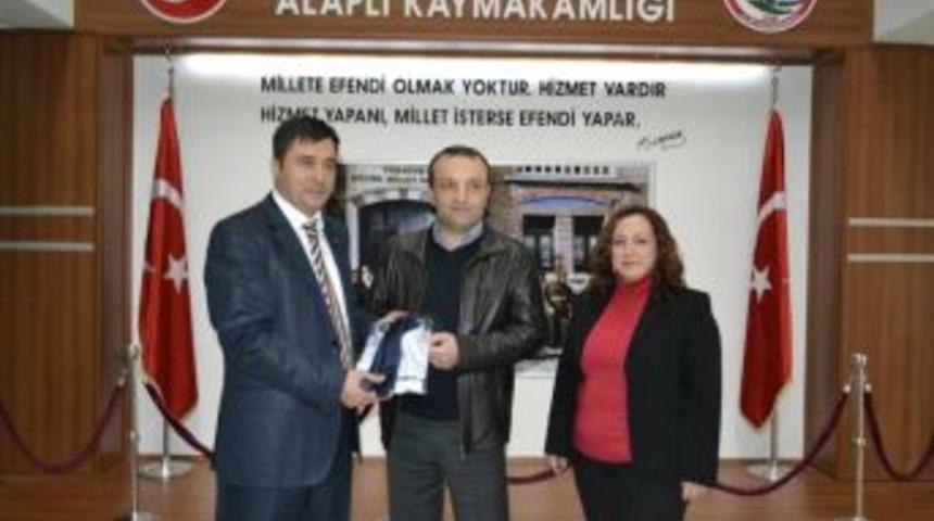 Sigarayı bırakan iki kişiye g&ouml;mlek hediye edildi