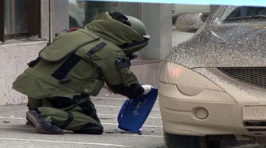 Ş&uuml;pheli &Ccedil;antayı Almak Isteyen Akıl Hastası Polise Zor Anlar Yaşattı