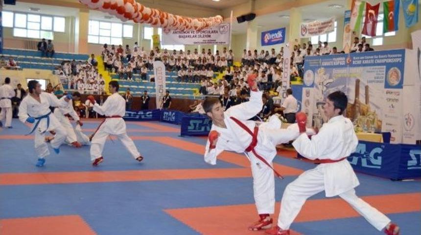 Liseli Şampiyon Karateciler