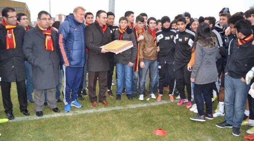 &Ouml;ğrencilerden Kayserispor&rsquo;a Moral Ziyareti