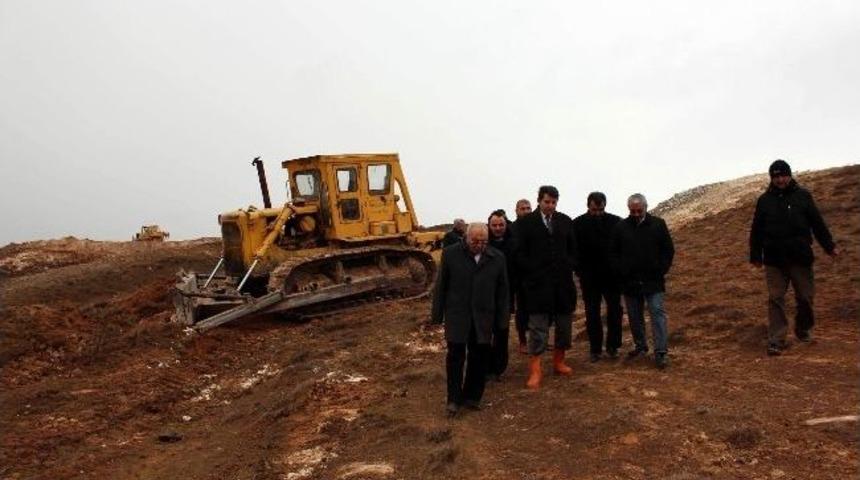 Kovalı Mevkiinde Yapılacak Olan Et Ve S&uuml;t Entegre Tesisinde İlk Kazma Vuruldu