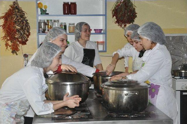 Soma Kız Meslek Lisesi Öğrencileri Hünerlerini Sergiledi