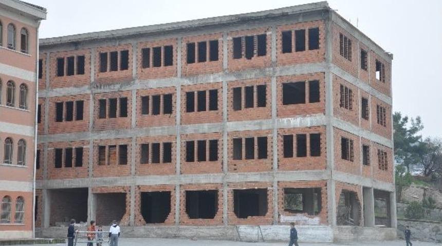 Okul Bah&ccedil;esindeki Atıl Bina, &Ouml;ğrencileri Tedirgin Ediyor