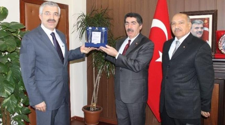 Lokman Demir'e Teşekk&uuml;r Plaketi