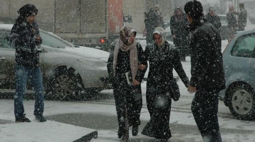 Erzurum&rsquo;da Kar Yağışı Etkili Oluyor