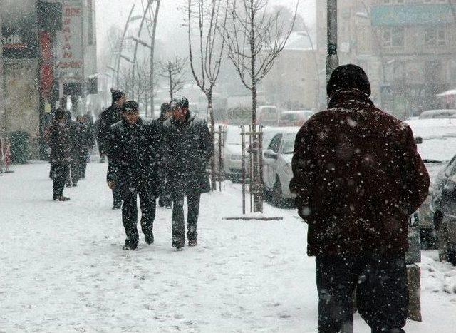 Erzurum’da Kar Yağışı Etkili Oluyor