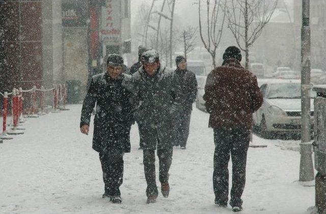 Erzurum’da Kar Yağışı Etkili Oluyor