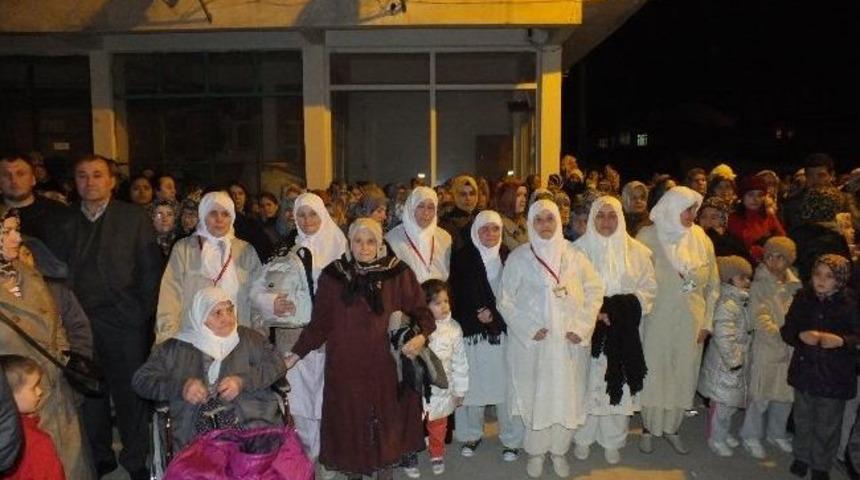 &Uuml;mreye İlahilerle Uğurlandılar