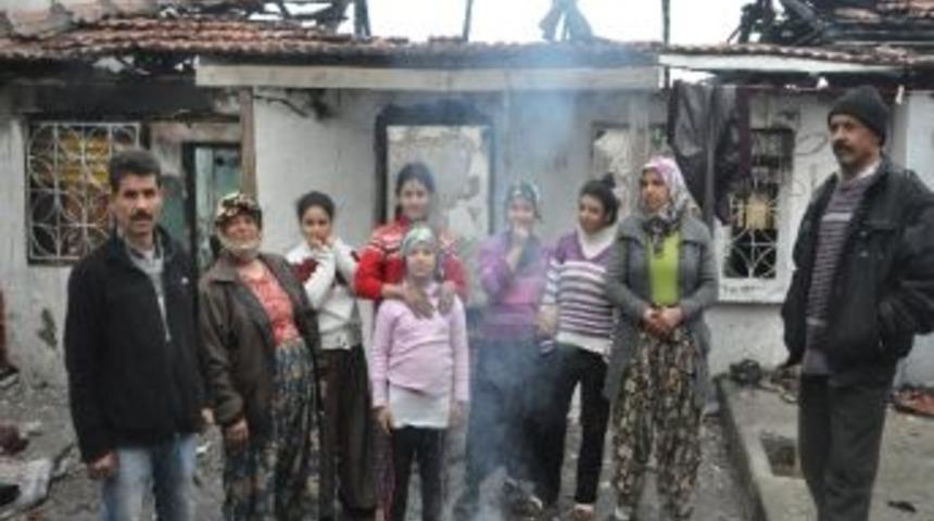 Evleri Yanan 14 Kişilik Aile Sokakta Kaldı